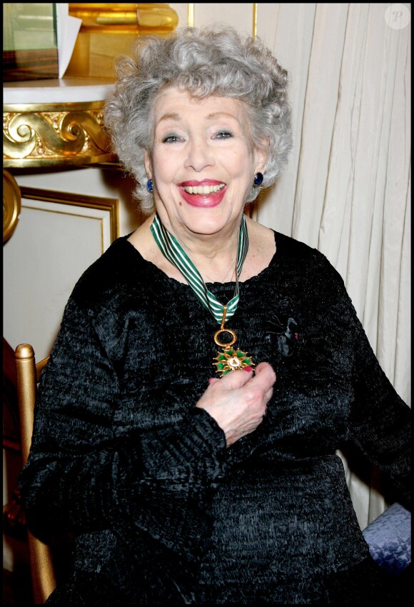 Micheline Dax reçoit les insignes de commandeur des Arts et des Lettres au manistère de la Culture, le 26 février 2008 à Paris.