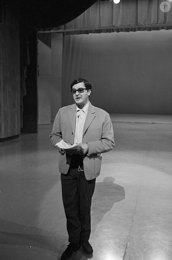 Jacques Bodoin sur un plateau de télévision à Paris, le 5 mars 1964.