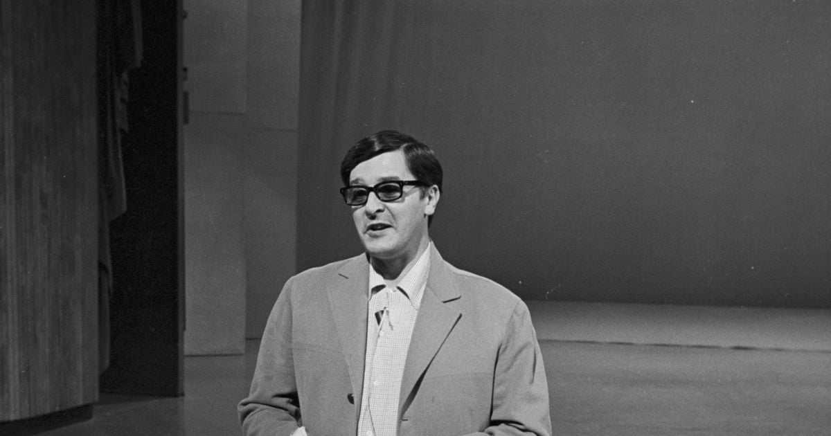 Jacques Bodoin sur un plateau de télévision à Paris, le 5 mars 1964