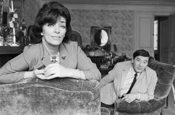Jacques Bodoin et sa femme Micheline Dax à leur domicile le 2 mai 1966.