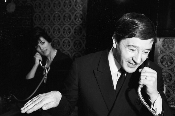 Jacques Bodoin et sa femme Micheline Dax chez eux à Paris, le 27 mars 1963.