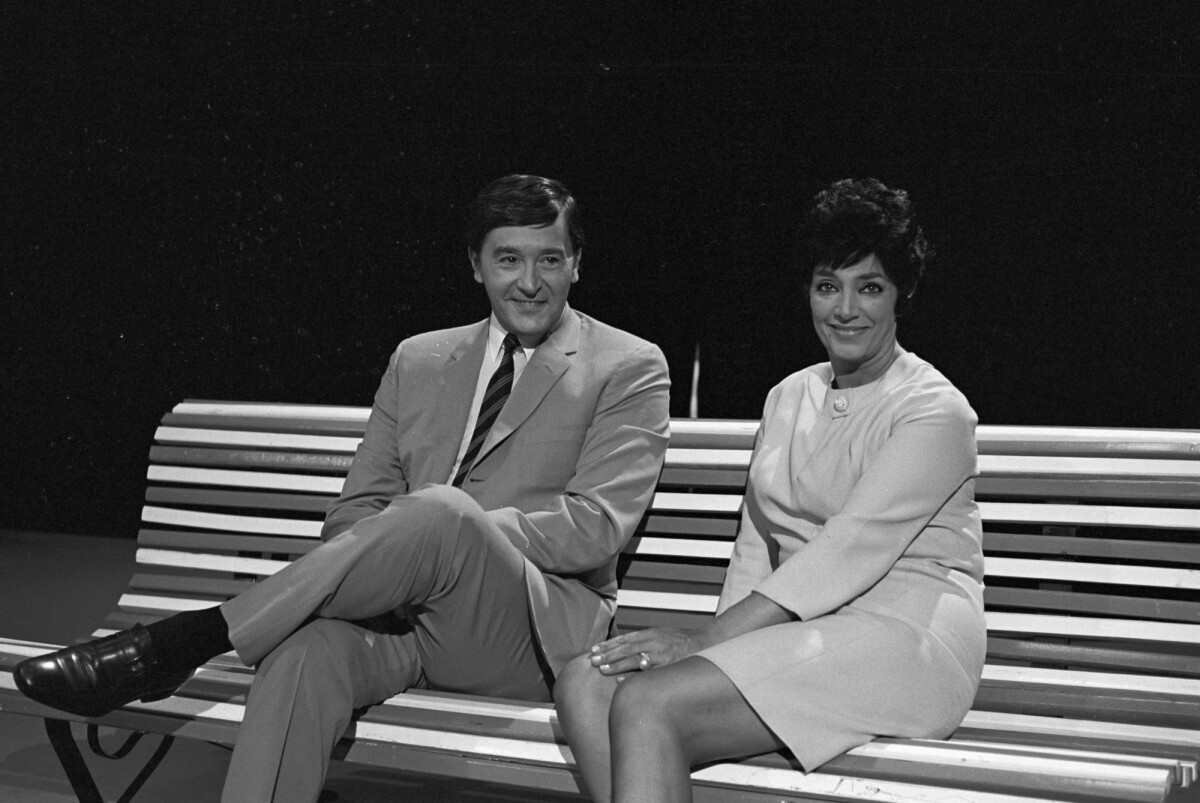 Photo Jacques Bodoin et Micheline Dax sur un plateau de télévision le