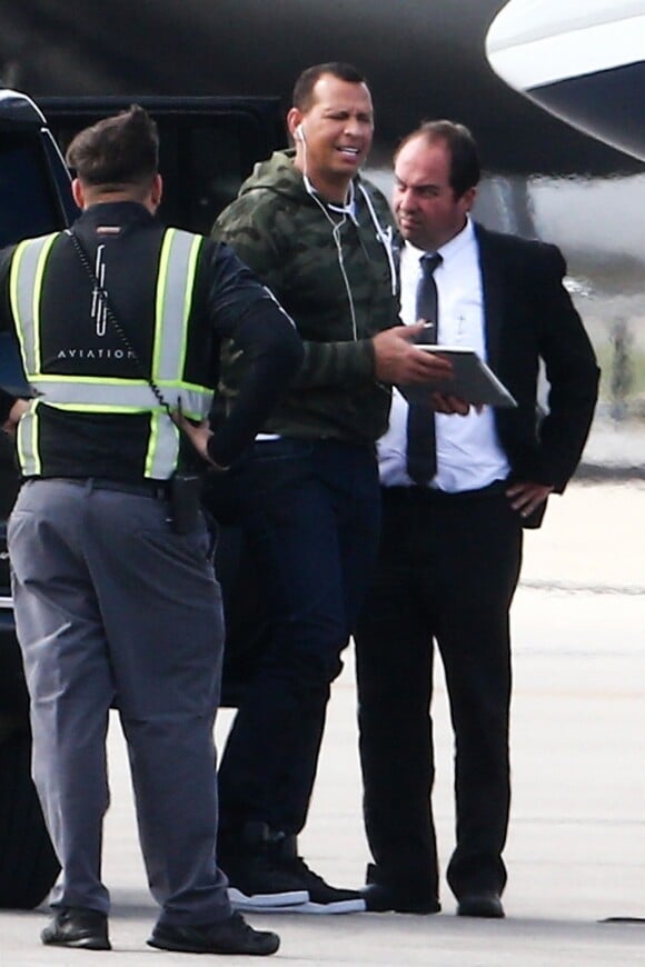 Jennifer Lopez et son compagnon Alex Rodriguez montent à bord d'un jet privé à Miami, Floride, Etats-Unis, le 7 mars 2019.
