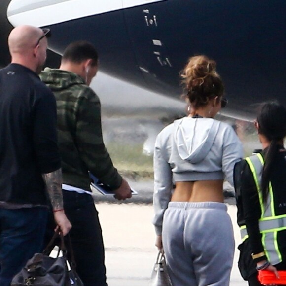 Jennifer Lopez et son compagnon Alex Rodriguez montent à bord d'un jet privé à Miami, Floride, Etats-Unis, le 7 mars 2019.