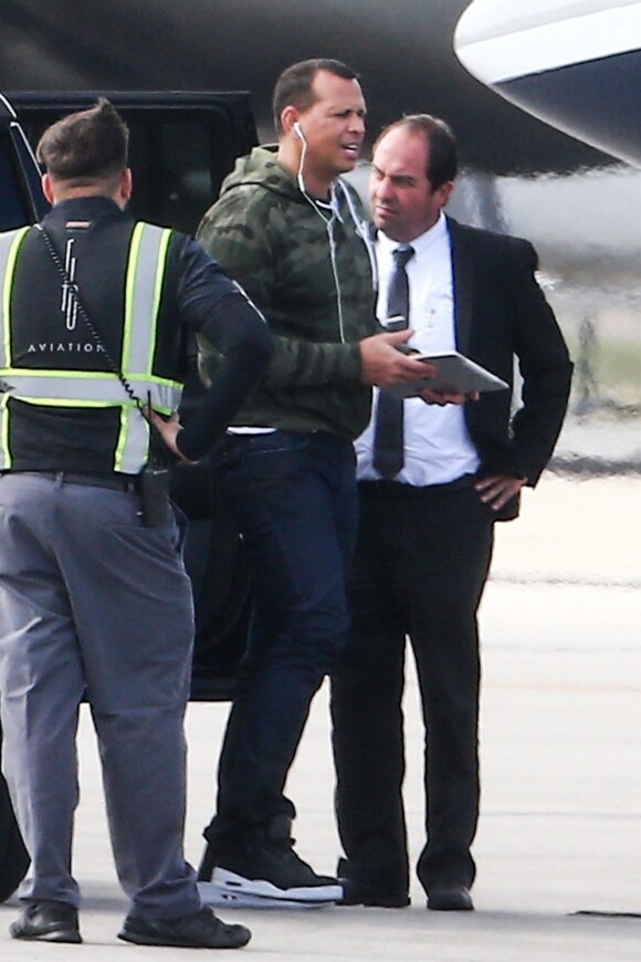 Jennifer Lopez et son compagnon Alex Rodriguez montent à bord d'un jet privé à Miami, Floride, Etats-Unis, le 7 mars 2019.