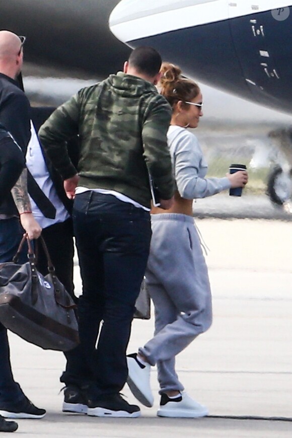Jennifer Lopez et son compagnon Alex Rodriguez montent à bord d'un jet privé à Miami, Floride, Etats-Unis, le 7 mars 2019.