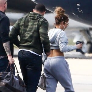 Jennifer Lopez et son compagnon Alex Rodriguez montent à bord d'un jet privé à Miami, Floride, Etats-Unis, le 7 mars 2019.