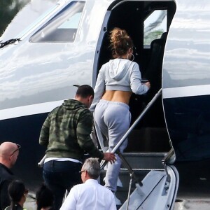 Jennifer Lopez et son compagnon Alex Rodriguez montent à bord d'un jet privé à Miami, Floride, Etats-Unis, le 7 mars 2019.