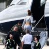 Jennifer Lopez et son compagnon Alex Rodriguez montent à bord d'un jet privé à Miami, Floride, Etats-Unis, le 7 mars 2019.