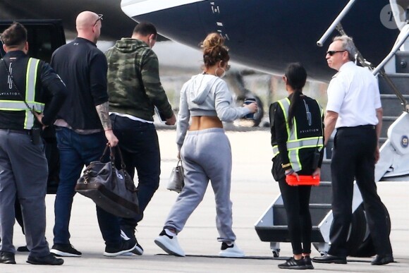 Jennifer Lopez et son compagnon Alex Rodriguez montent à bord d'un jet privé à Miami, Floride, Etats-Unis, le 7 mars 2019.