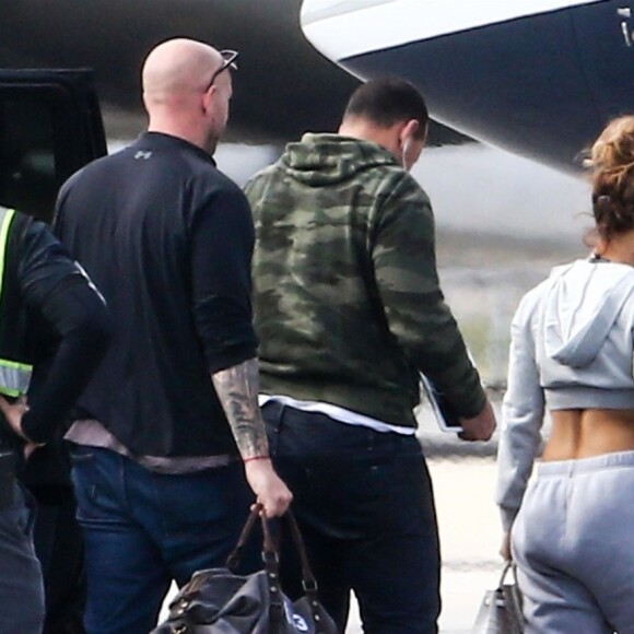 Jennifer Lopez et son compagnon Alex Rodriguez montent à bord d'un jet privé à Miami, Floride, Etats-Unis, le 7 mars 2019.