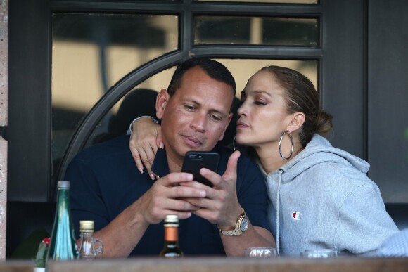Jennifer Lopez et son compagnon Alex Rodriguez s'embrassent à la terrasse du restaurant 'Via Alloro' à Beverly Hills, le 31 aout 2018.