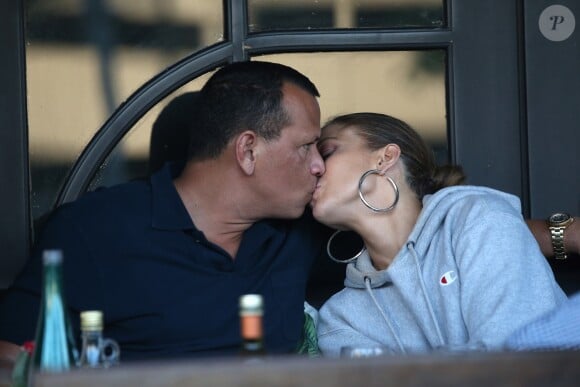 Jennifer Lopez et son compagnon Alex Rodriguez s'embrassent à la terrasse du restaurant 'Via Alloro' à Beverly Hills, le 31 aout 2018.