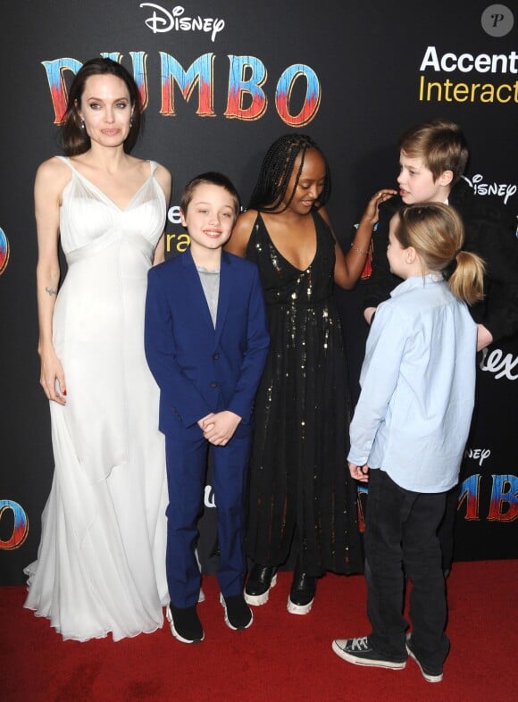 Angelina Jolie et ses enfants Zahara, Shiloh, Vivienne et Knox Jolie-Pitt à l'avant-première de Dumbo à Hollywood, Los Angeles, le 11 mars 2019.