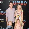 Beverley Mitchell, son mari Michael Cameron et leurs deux enfants à l'avant-première de Dumbo à Hollywood, Los Angeles, le 11 mars 2019.