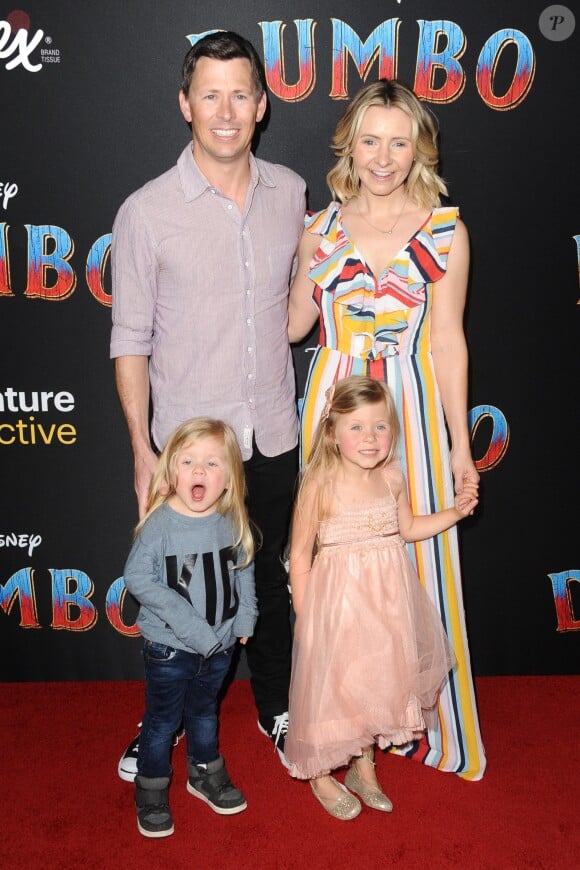 Beverley Mitchell, son mari Michael Cameron et leurs deux enfants à l'avant-première de Dumbo à Hollywood, Los Angeles, le 11 mars 2019.