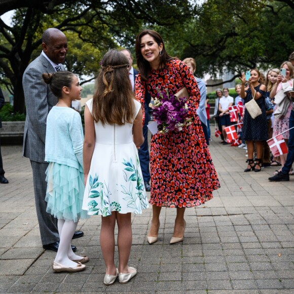 La princesse Mary de Danemark est accueillie à la mairie de Houston par le maire et l'ambassadeur du Danemark aux Etats-Unis, accompagnée d'une délégation culturelle, dont la ministre de la Culture, à son arrivée au Texas pour son voyage de 3 jours. Le 12 mars 2019  On Match 12th 2019 HRH Crown Princess Mary arrived in Houston as part of her 3 day trip to Texas with a Danish delegation from the cultural and creative industries. In Houston she attended an event at the City Hall along with Minister for Culture Mette Bock, Danish Ambassador in the US Henrik Hahn Bramsen and Mayor of Houston Sylvester Turner. The event focussed on green energy and life science innovation.12/03/2019 - Houston