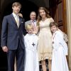 Le prince Louis et la princesse Tessy de Luxembourg avec leurs enfants Noah et Gabriel lors de la première communion de Noah le 28 mai 2016.