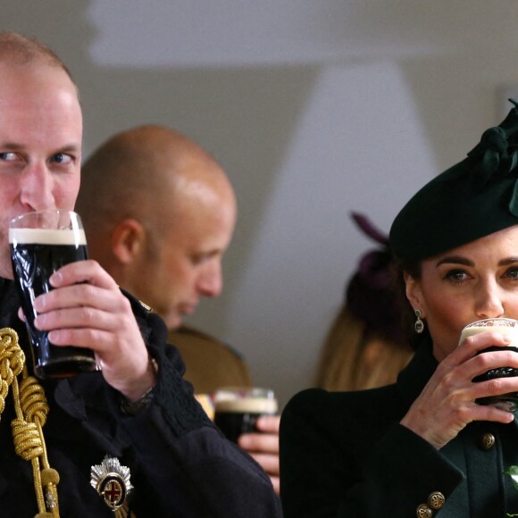 Le prince William et Kate Middleton, duchesse de Cambridge, boivent une bière aux baraques de Calvary après la parade de Saint-Patrick. Londres, le 17 mars 2019.