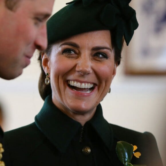 Le prince William et Kate Middleton, duchesse de Cambridge, boivent une bière aux baraques de Calvary après la parade de Saint-Patrick. Londres, le 17 mars 2019.