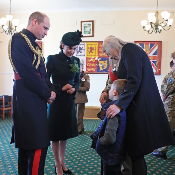 Le prince William et Kate Middleton, duchesse de Cambridge, boivent une bière aux baraques de Calvary après la parade de Saint-Patrick. Londres, le 17 mars 2019.