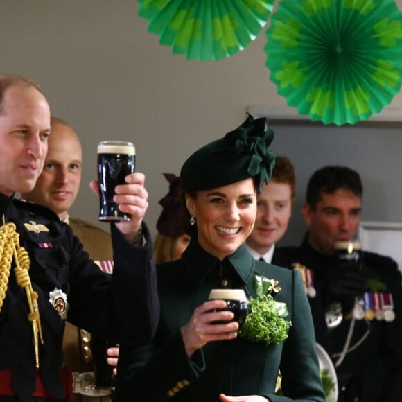 Le prince William et Kate Middleton, duchesse de Cambridge, boivent une bière aux baraques de Calvary après la parade de Saint-Patrick. Londres, le 17 mars 2019.