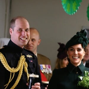 Le prince William et Kate Middleton, duchesse de Cambridge, boivent une bière aux baraques de Calvary après la parade de Saint-Patrick. Londres, le 17 mars 2019.