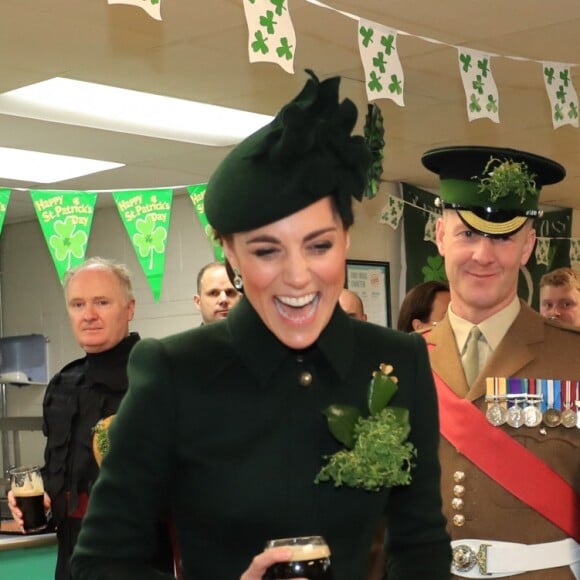 Le prince William et Kate Middleton, duchesse de Cambridge, boivent une bière aux baraques de Calvary après la parade de Saint-Patrick. Londres, le 17 mars 2019.