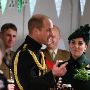 Le prince William et Kate Middleton, duchesse de Cambridge, boivent une bière aux baraques de Calvary après la parade de Saint-Patrick. Londres, le 17 mars 2019.