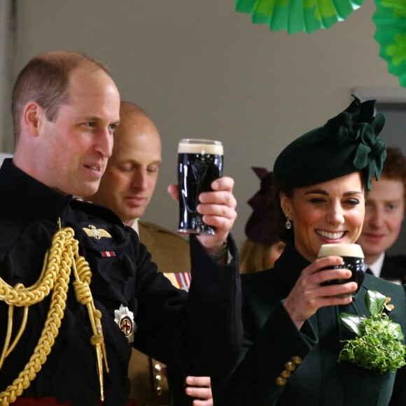 Le prince William et Kate Middleton, duchesse de Cambridge, boivent une bière aux baraques de Calvary après la parade de Saint-Patrick. Londres, le 17 mars 2019.