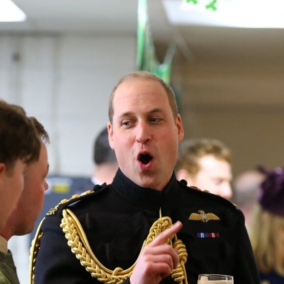 Le prince William et Kate Middleton, duchesse de Cambridge, boivent une bière aux baraques de Calvary après la parade de Saint-Patrick. Londres, le 17 mars 2019.