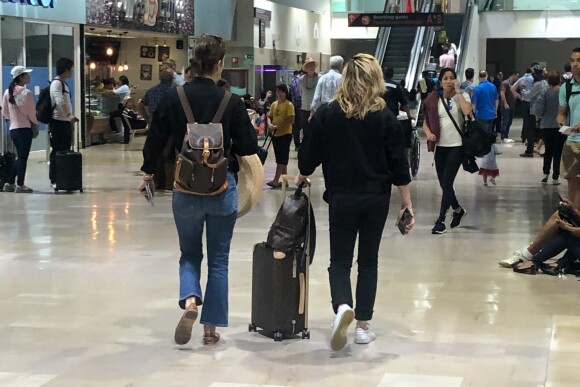 Exclusif - Chloë Grace Moretz et Kate Harrison arrivent à l'aéroport de Puerto Vallarta pour prendre l'avion. Le 19 mars 2019.