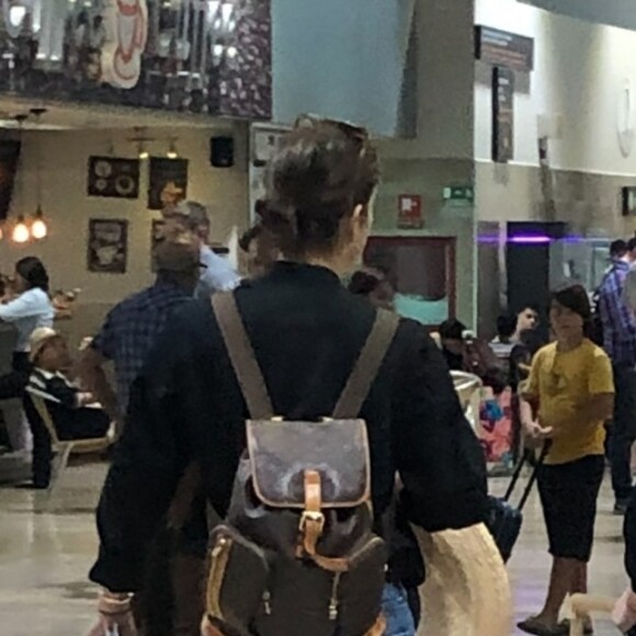 Exclusif - Chloë Grace Moretz et Kate Harrison arrivent à l'aéroport de Puerto Vallarta pour prendre l'avion. Le 19 mars 2019.