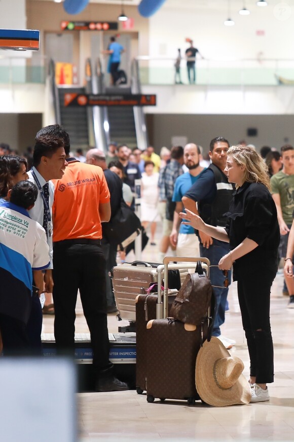 Exclusif - Chloë Grace Moretz et Kate Harrison arrivent à l'aéroport de Puerto Vallarta pour prendre l'avion. Le 19 mars 2019.