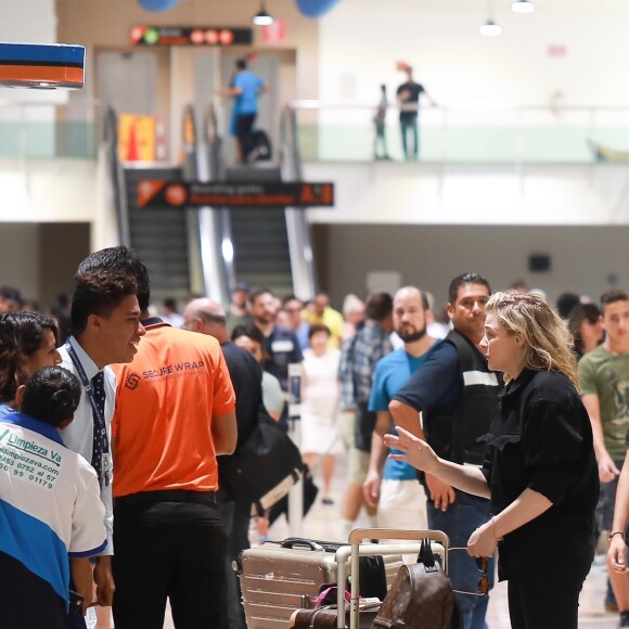 Exclusif - Chloë Grace Moretz et Kate Harrison arrivent à l'aéroport de Puerto Vallarta pour prendre l'avion. Le 19 mars 2019.