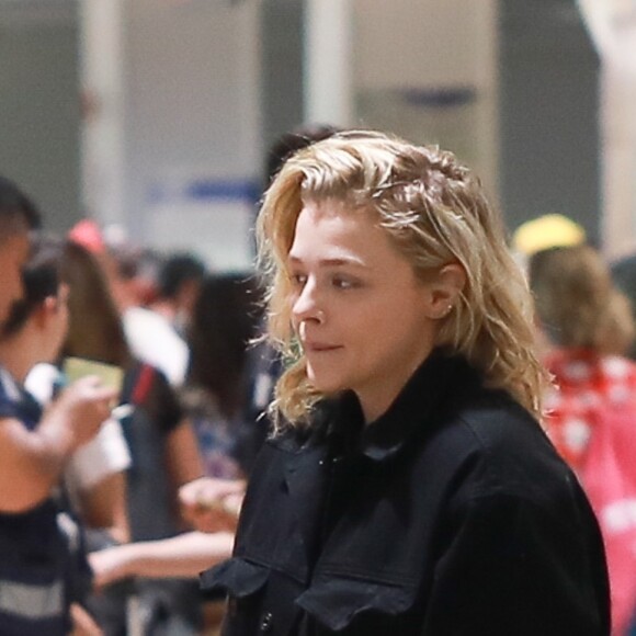 Exclusif - Chloë Grace Moretz et Kate Harrison arrivent à l'aéroport de Puerto Vallarta pour prendre l'avion. Le 19 mars 2019.