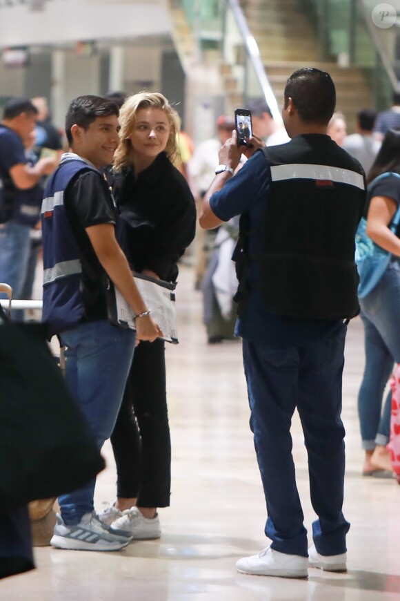 Exclusif - Chloë Grace Moretz et Kate Harrison arrivent à l'aéroport de Puerto Vallarta pour prendre l'avion. Le 19 mars 2019.