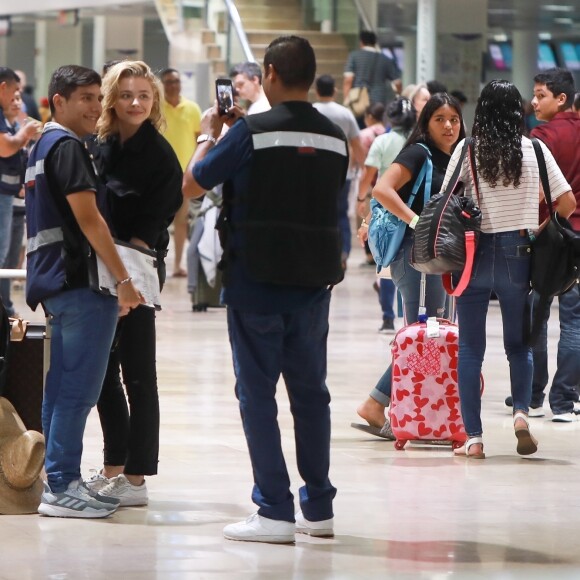 Exclusif - Chloë Grace Moretz et Kate Harrison arrivent à l'aéroport de Puerto Vallarta pour prendre l'avion. Le 19 mars 2019.