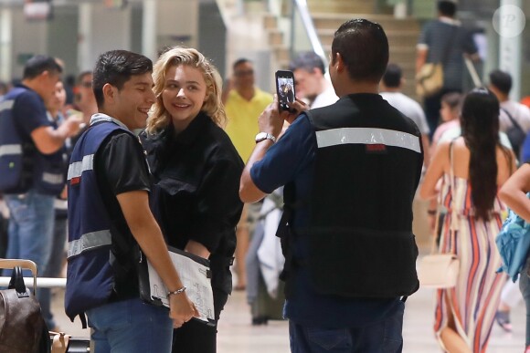 Exclusif - Chloë Grace Moretz et Kate Harrison arrivent à l'aéroport de Puerto Vallarta pour prendre l'avion. Le 19 mars 2019.