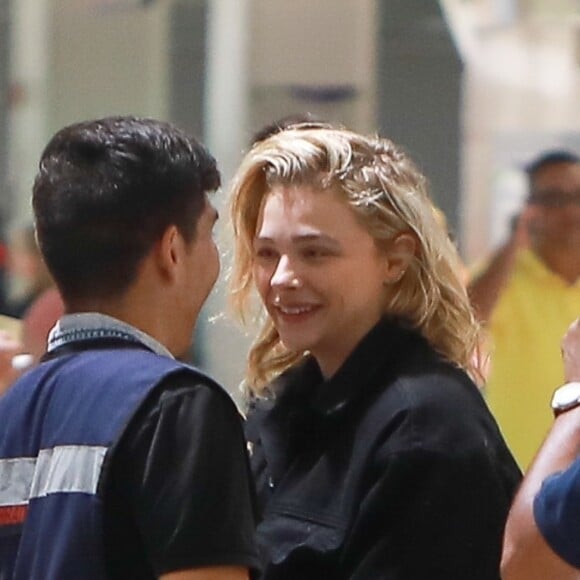 Exclusif - Chloë Grace Moretz et Kate Harrison arrivent à l'aéroport de Puerto Vallarta pour prendre l'avion. Le 19 mars 2019.