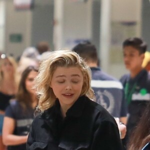 Exclusif - Chloë Grace Moretz et Kate Harrison arrivent à l'aéroport de Puerto Vallarta pour prendre l'avion. Le 19 mars 2019.