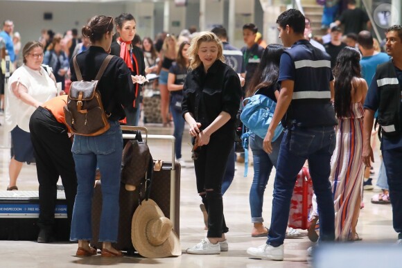 Exclusif - Chloë Grace Moretz et Kate Harrison arrivent à l'aéroport de Puerto Vallarta pour prendre l'avion. Le 19 mars 2019.