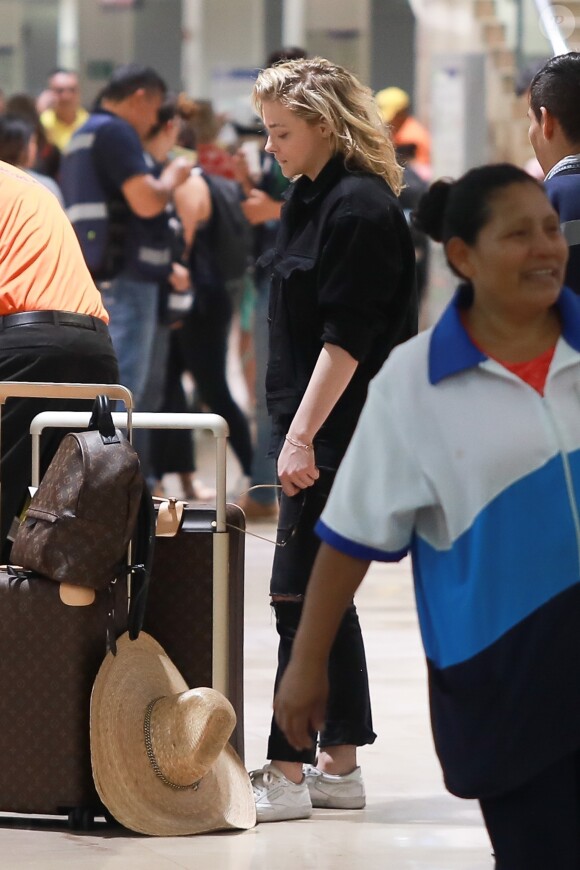 Exclusif - Chloë Grace Moretz et Kate Harrison arrivent à l'aéroport de Puerto Vallarta pour prendre l'avion. Le 19 mars 2019.