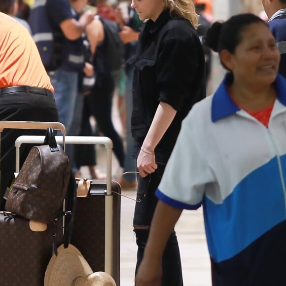 Exclusif - Chloë Grace Moretz et Kate Harrison arrivent à l'aéroport de Puerto Vallarta pour prendre l'avion. Le 19 mars 2019.