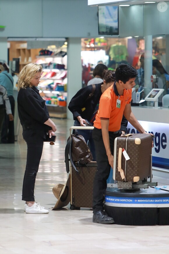 Exclusif - Chloë Grace Moretz et Kate Harrison arrivent à l'aéroport de Puerto Vallarta pour prendre l'avion. Le 19 mars 2019.