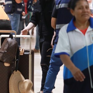 Exclusif - Chloë Grace Moretz et Kate Harrison arrivent à l'aéroport de Puerto Vallarta pour prendre l'avion. Le 19 mars 2019.