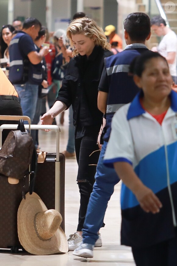 Exclusif - Chloë Grace Moretz et Kate Harrison arrivent à l'aéroport de Puerto Vallarta pour prendre l'avion. Le 19 mars 2019.