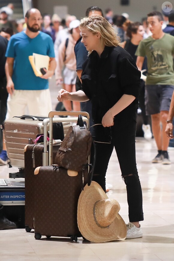 Exclusif - Chloë Grace Moretz et Kate Harrison arrivent à l'aéroport de Puerto Vallarta pour prendre l'avion. Le 19 mars 2019.