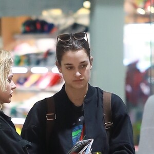 Exclusif - Chloë Grace Moretz et Kate Harrison arrivent à l'aéroport de Puerto Vallarta pour prendre l'avion. Le 19 mars 2019.