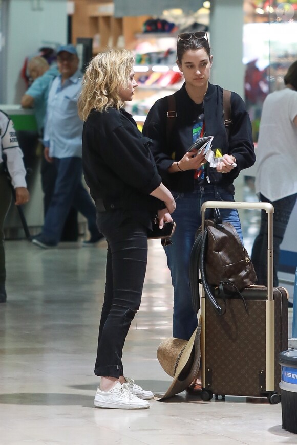 Exclusif - Chloë Grace Moretz et Kate Harrison arrivent à l'aéroport de Puerto Vallarta pour prendre l'avion. Le 19 mars 2019.